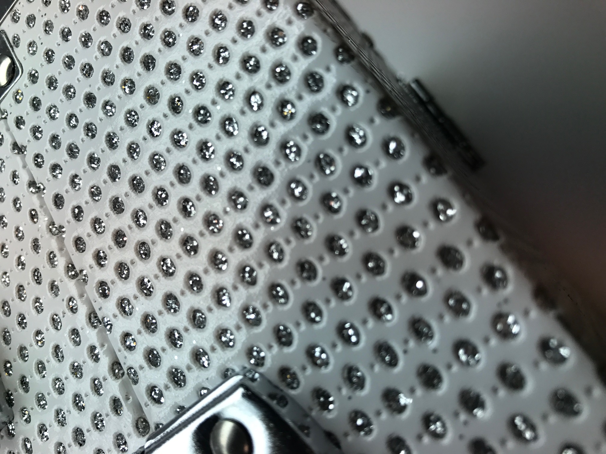 Z107-Koffer-weiss-Detail