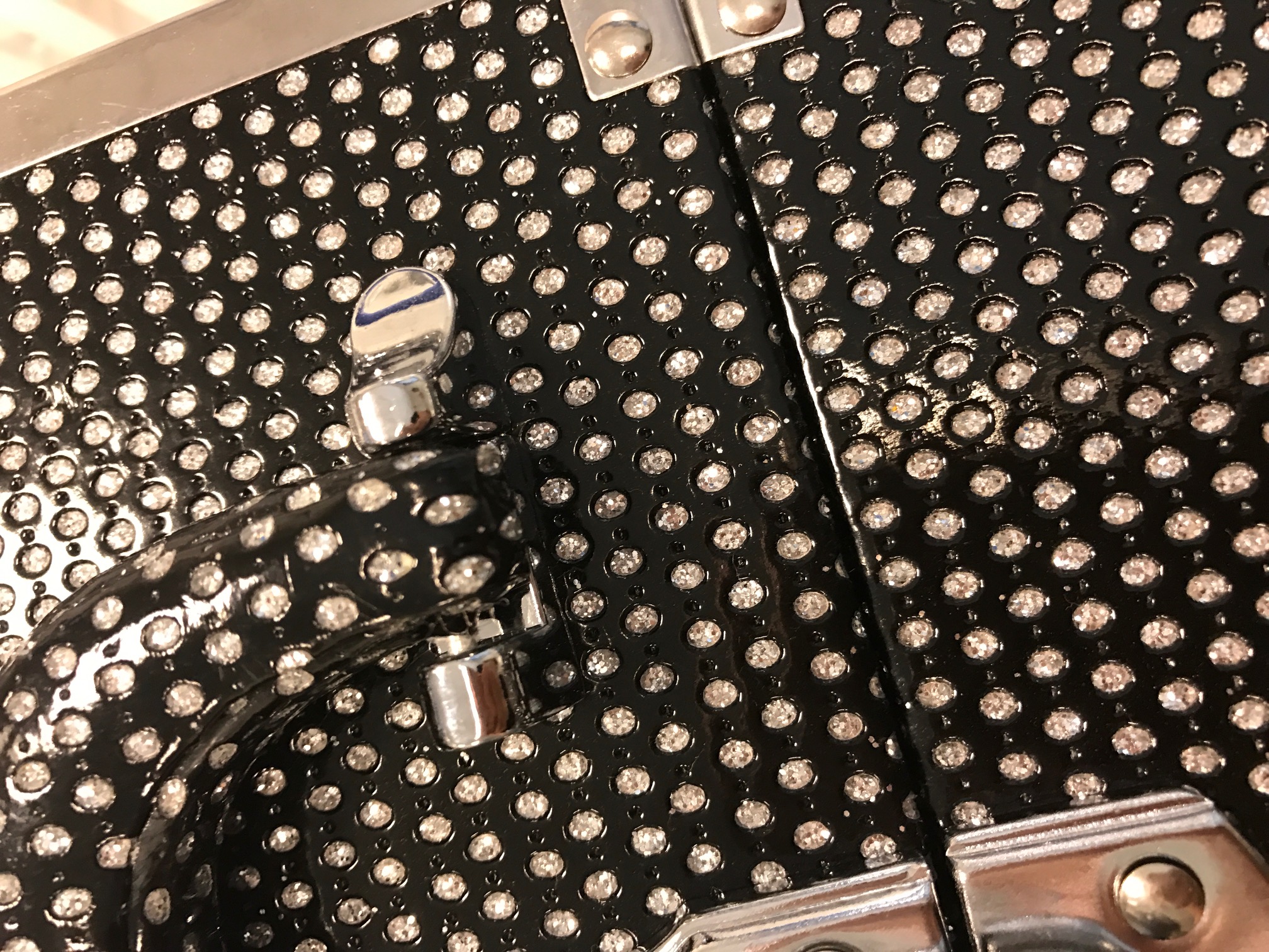 Z106-Koffer-schwarz-Detail
